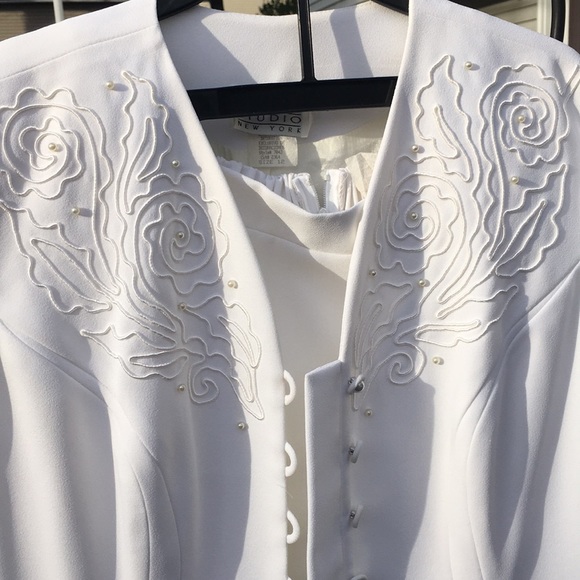 White skirt suit  and jacket - Picture 2 of 8